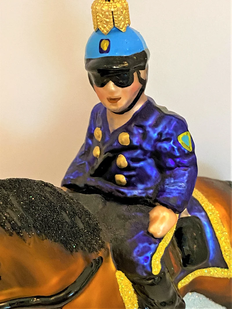 Berittene Polizei auf braunem Pferd