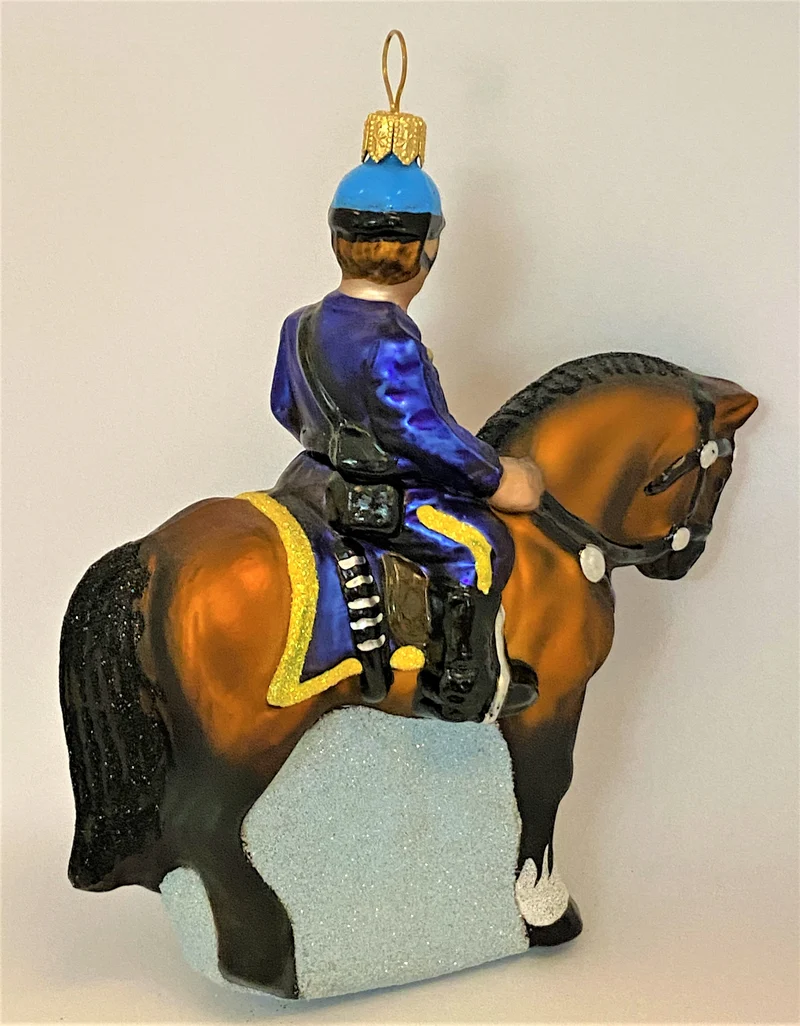 Berittene Polizei auf braunem Pferd