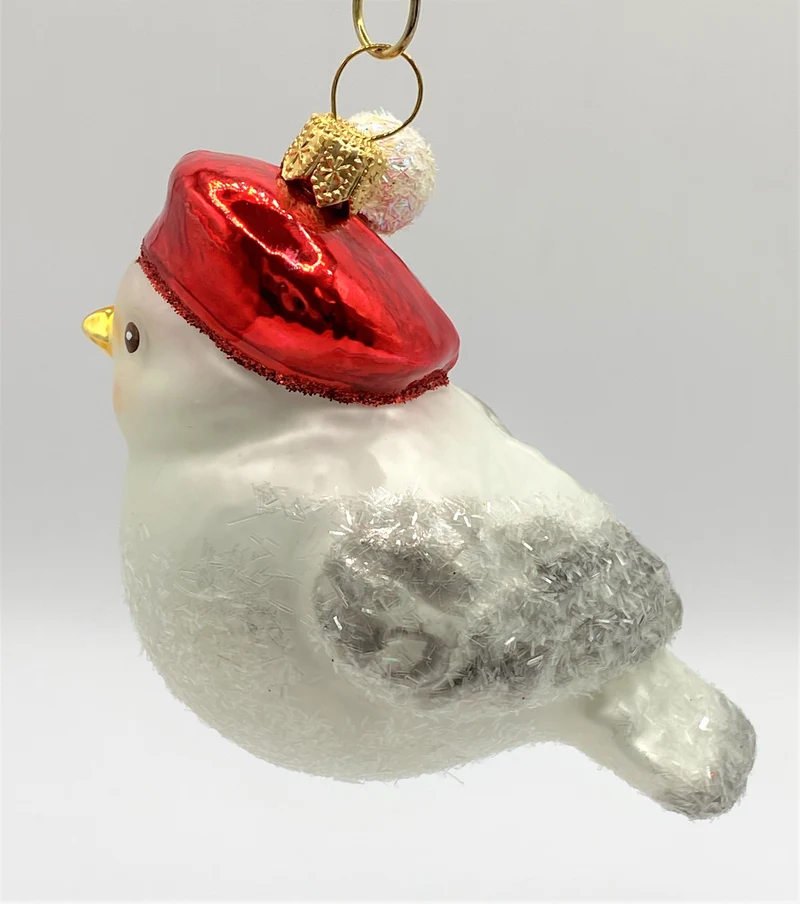 Weisses Wintervögelchen mit roter Bommel-Mütze