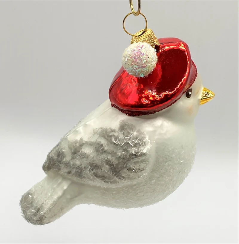 Weisses Wintervögelchen mit roter Bommel-Mütze