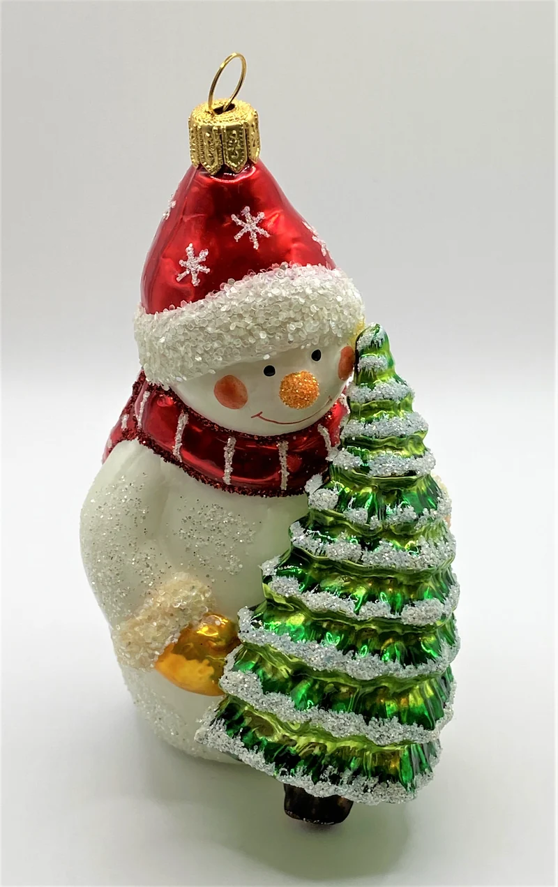 Schneemann hat den Weihnachtsbaum ausgewählt