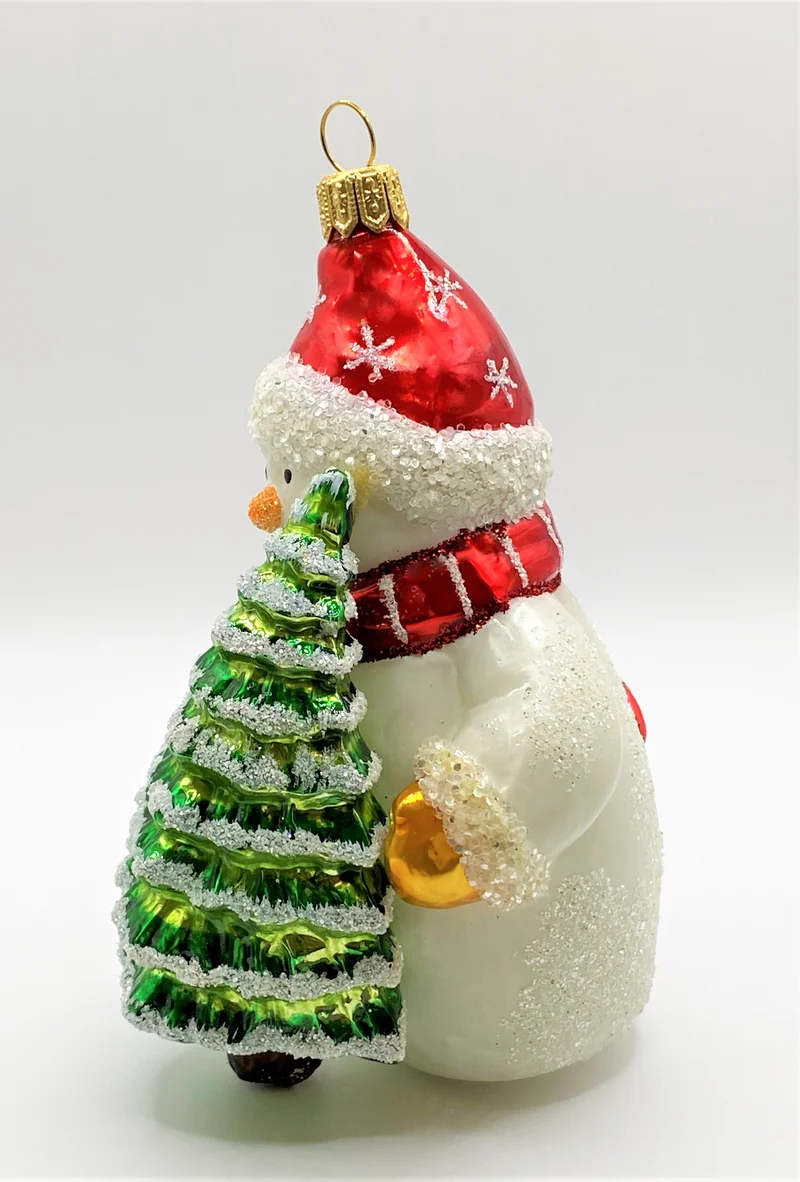 Schneemann hat den Weihnachtsbaum ausgewählt