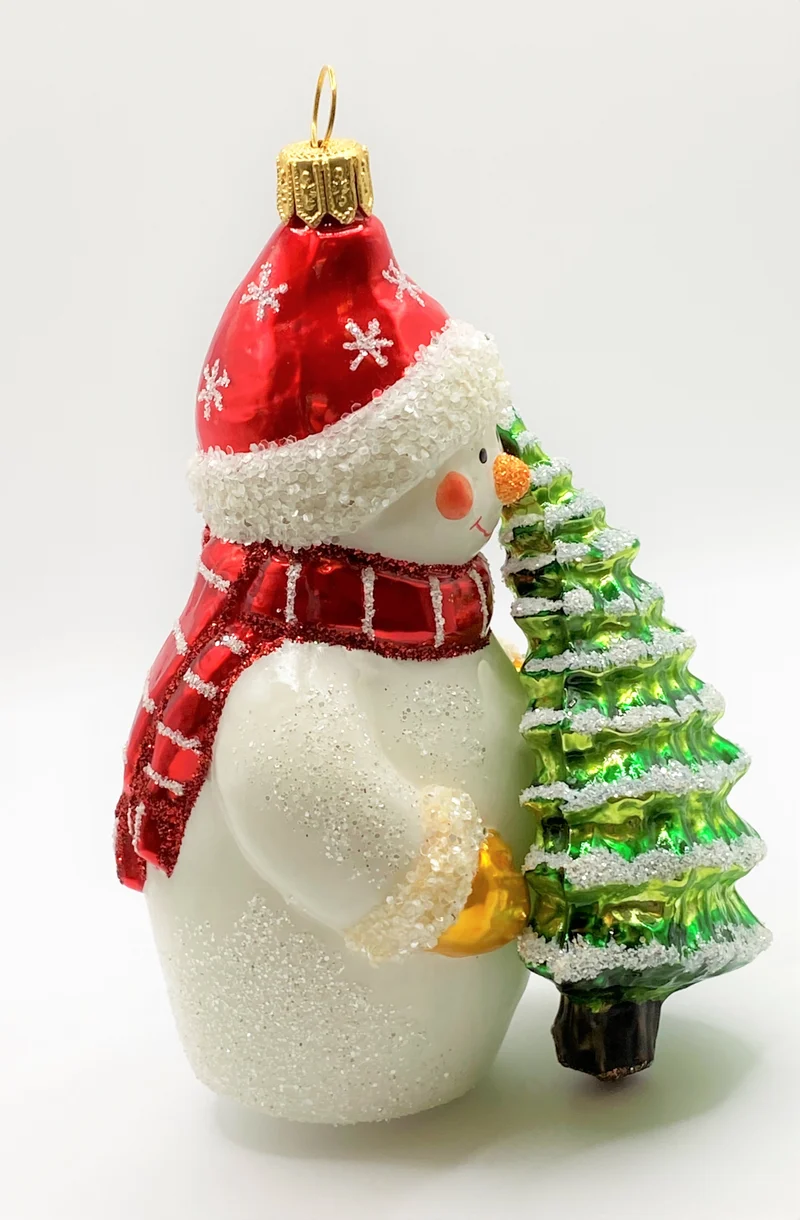 Schneemann hat den Weihnachtsbaum ausgewählt