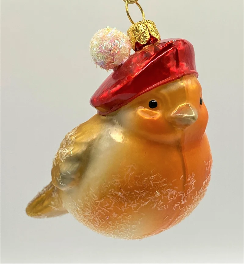 Hellbraunes Wintervögelchen mit roter Bommel-Mütze