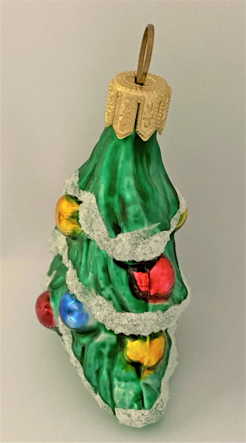 Kleiner Weihnachtsbaum mit bunten Christbaumkugeln
