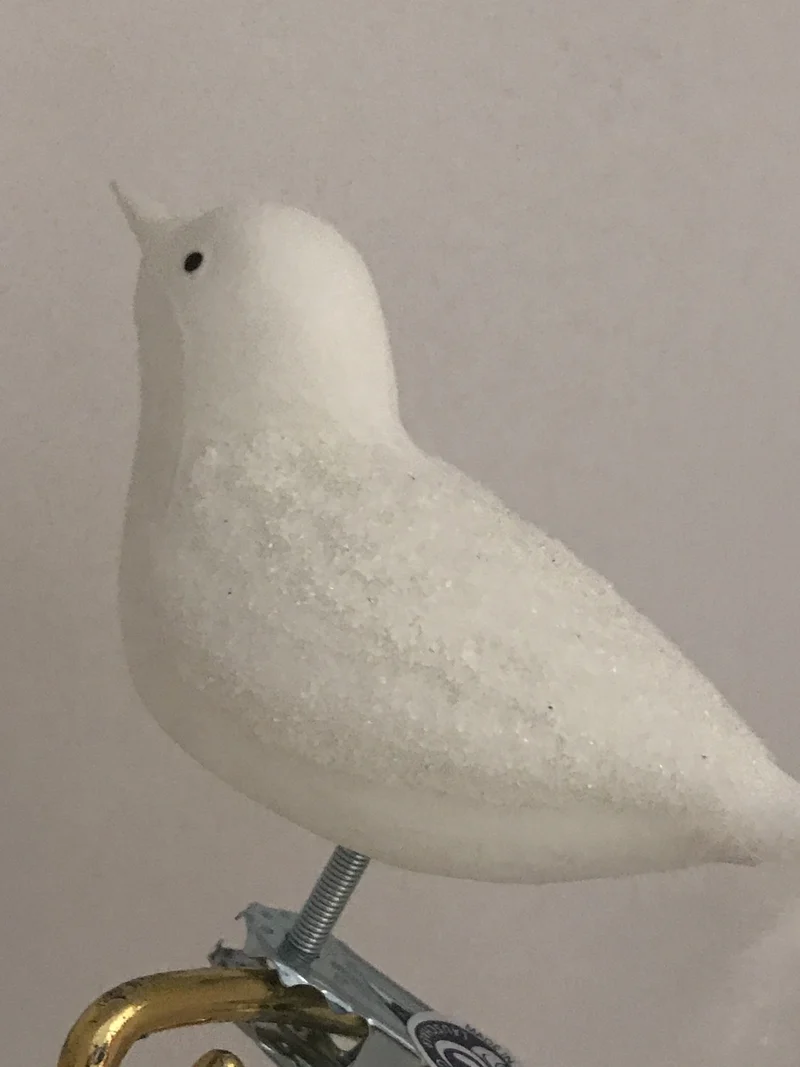 Weisser Vogel mit Glassand-Flügeln