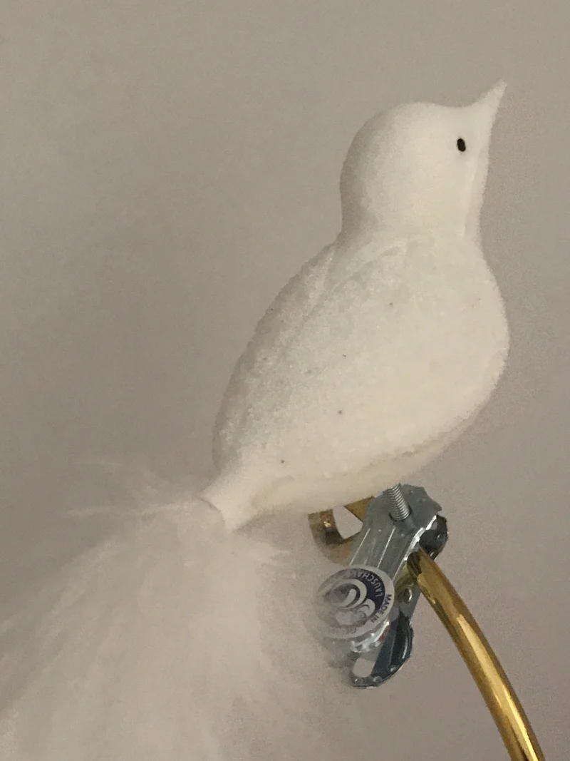 Weisser Vogel mit Glassand-Flügeln