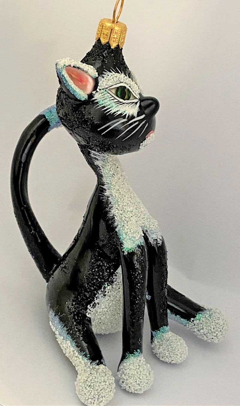 Grosse sitzende schwarze Katze