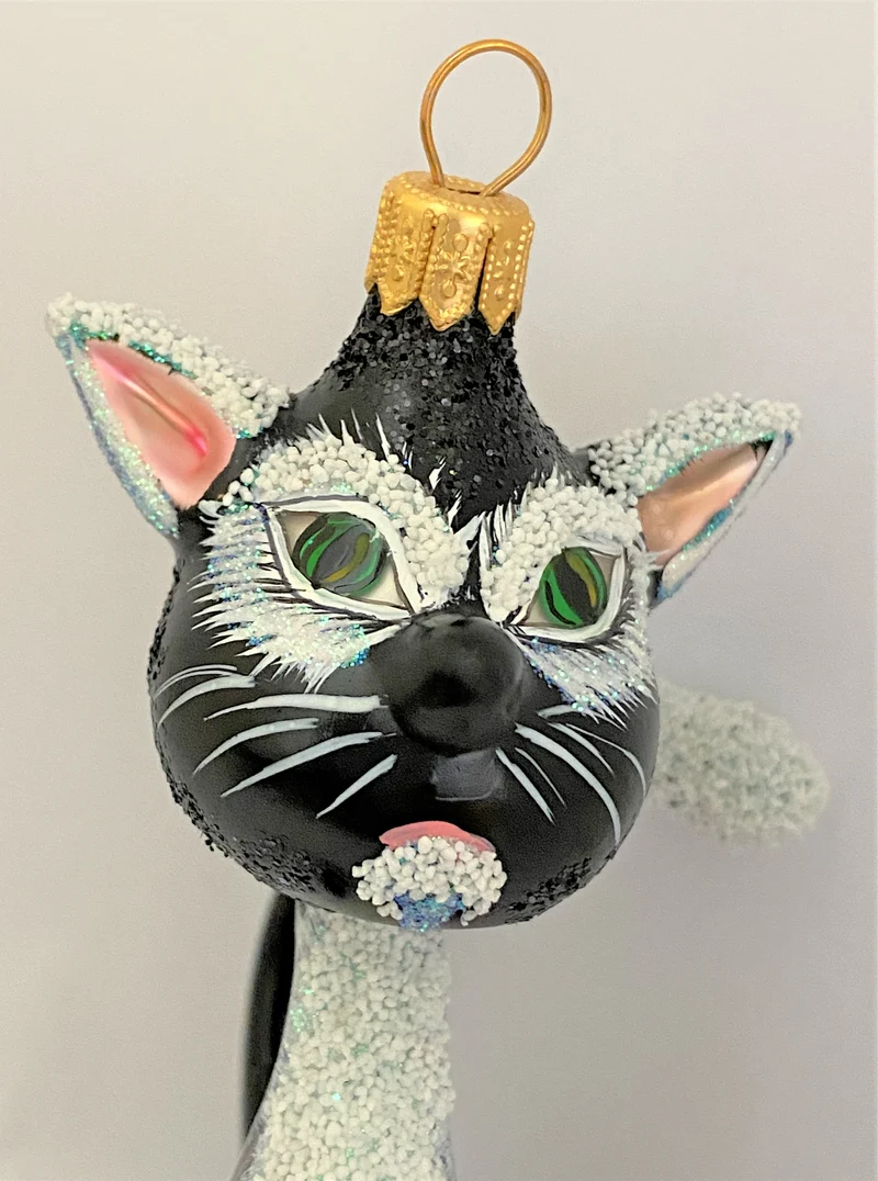Grosse sitzende schwarze Katze