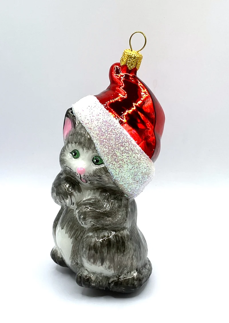 Graue Katze mit Weihnachtsmütze