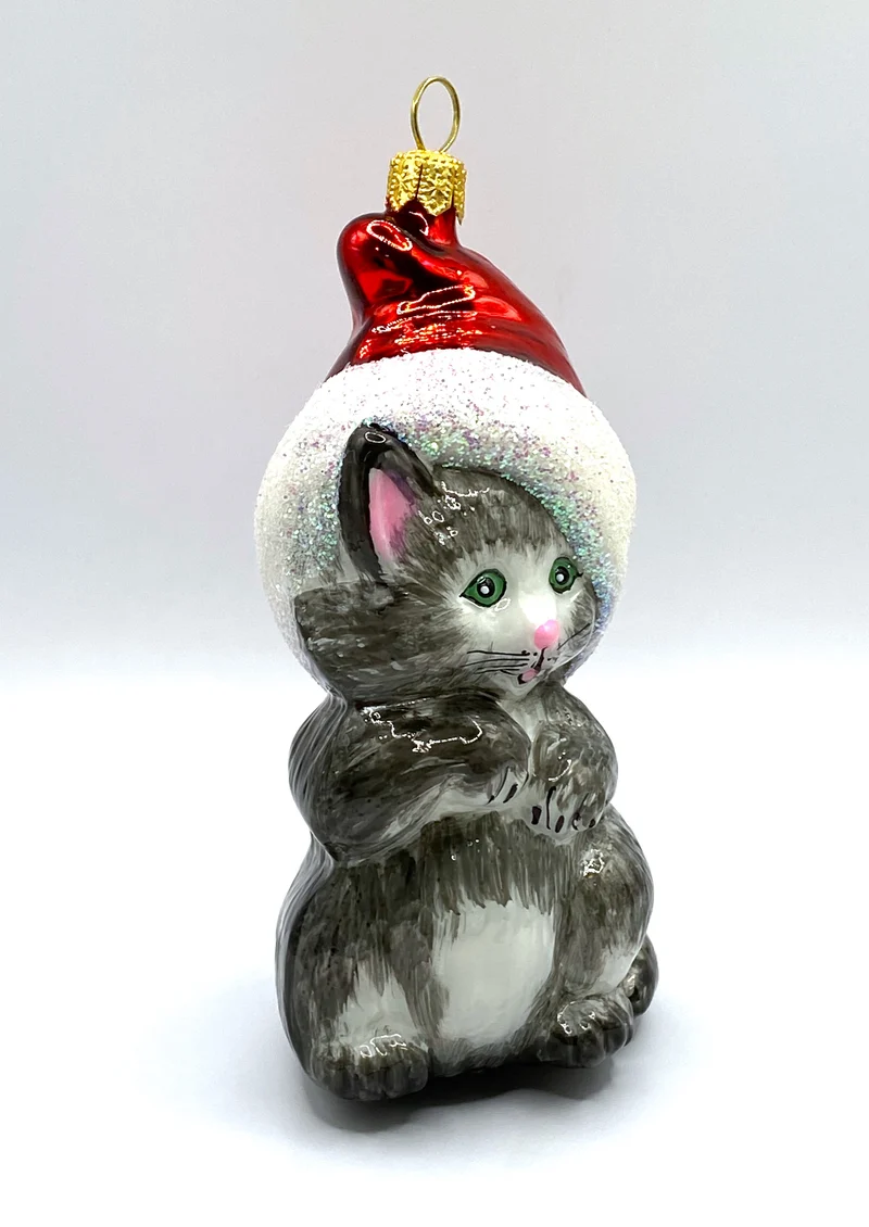 Graue Katze mit Weihnachtsmütze