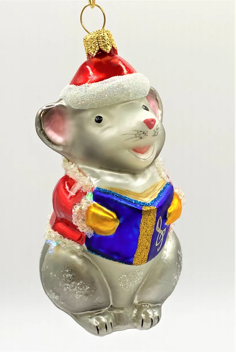 Fröhlich singende Weihnachtsmaus