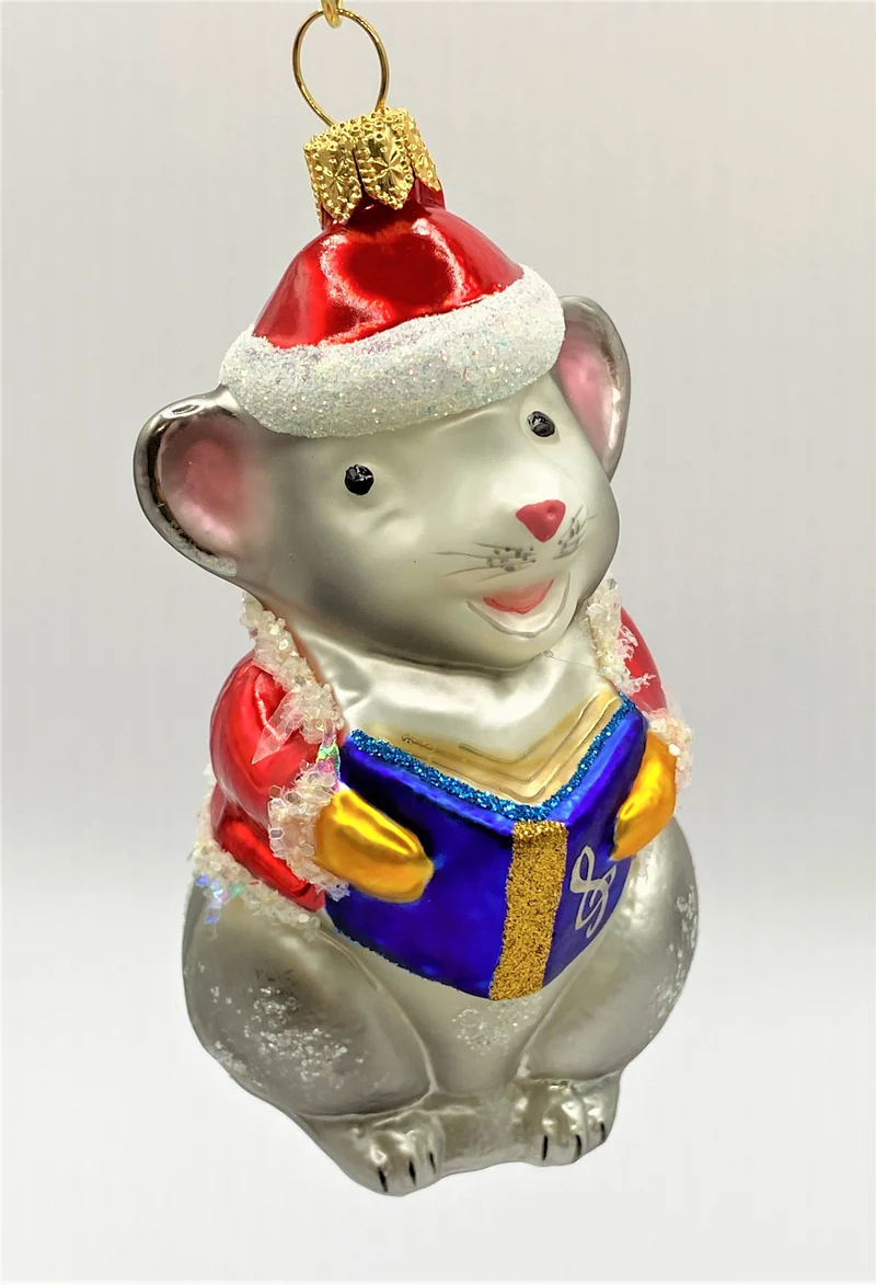 Fröhlich singende Weihnachtsmaus