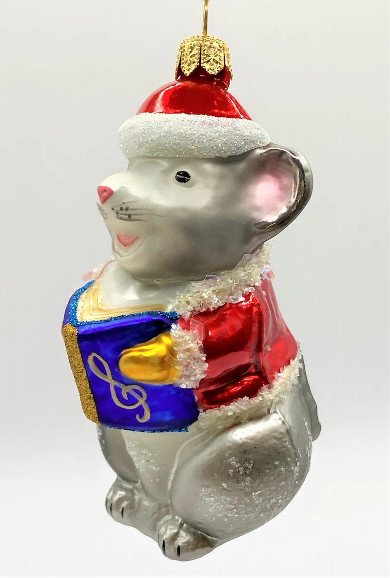 Fröhlich singende Weihnachtsmaus