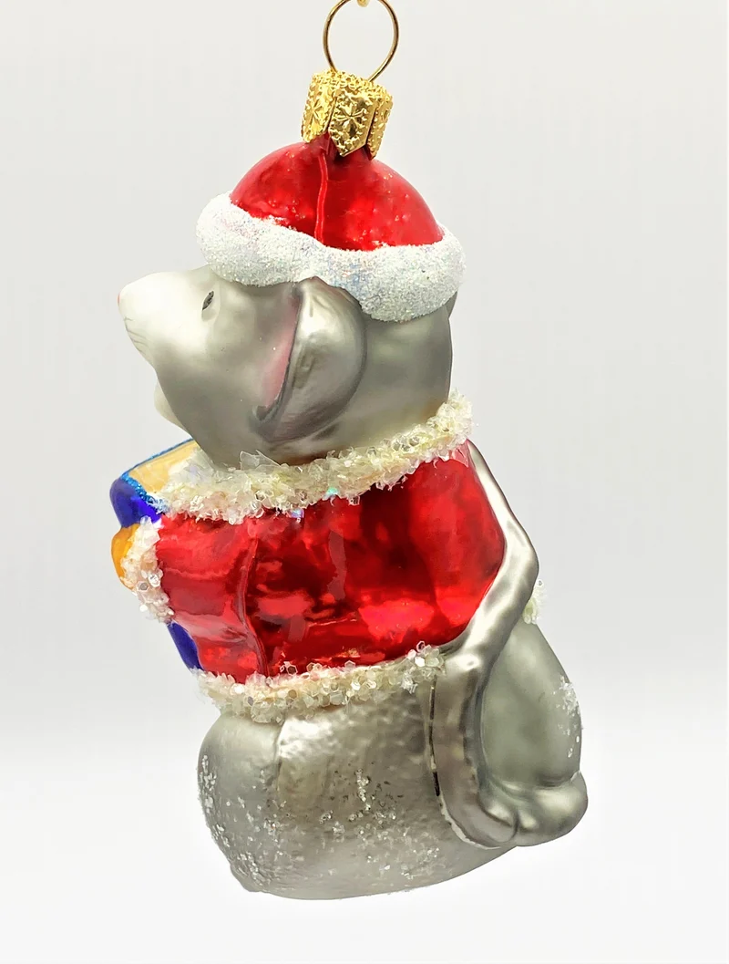 Fröhlich singende Weihnachtsmaus