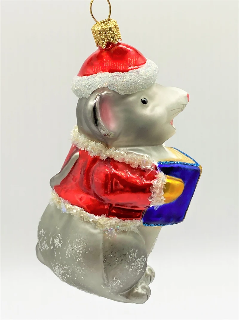 Fröhlich singende Weihnachtsmaus