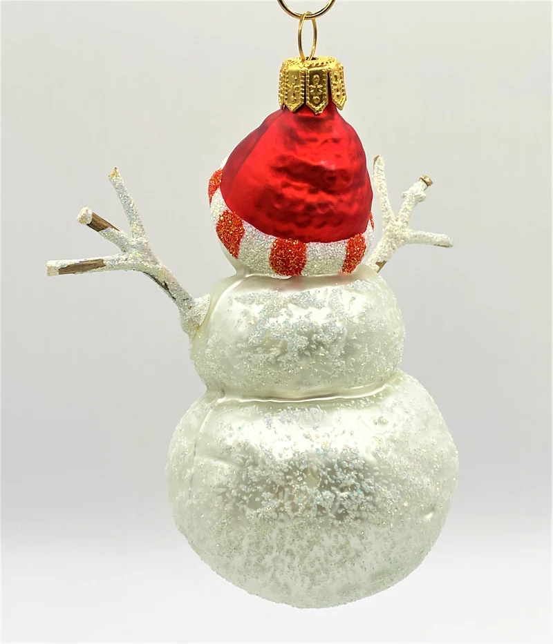 Schneemann mit roter Mütze