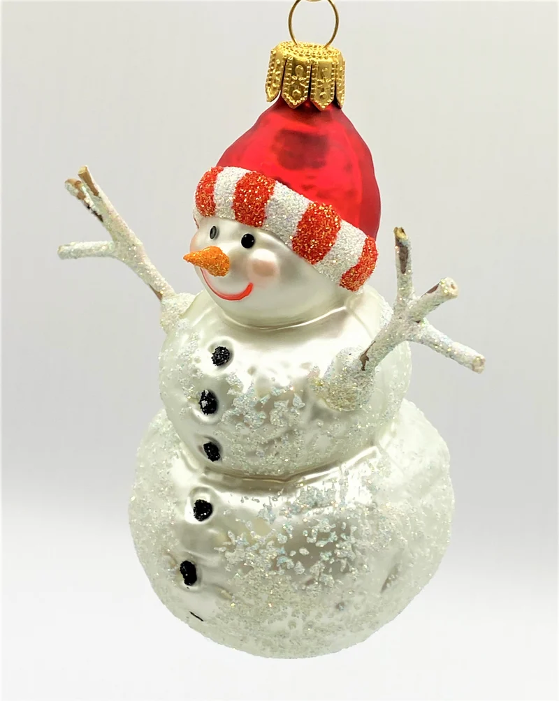 Schneemann mit roter Mütze