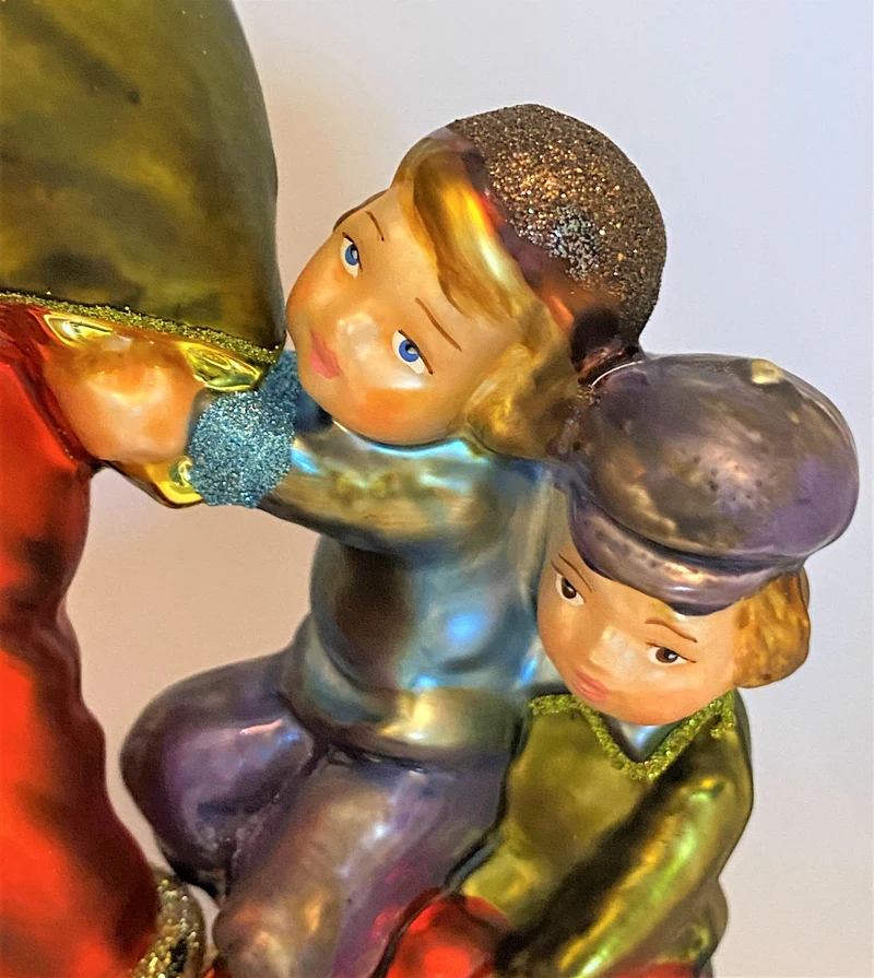 Zwei kleine Jungs spielen Santa-Klaus einen Streich, KOMOZJA MOSTOWSKI
