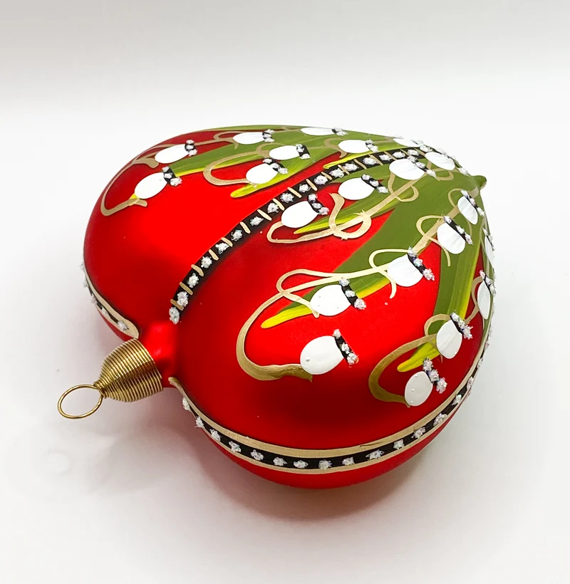 Rotes Herz mit Maiglöckchen