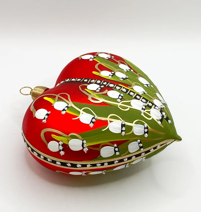 Rotes Herz mit Maiglöckchen