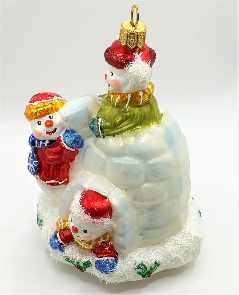 Drei Schneemänner bauen sich ein Iglu