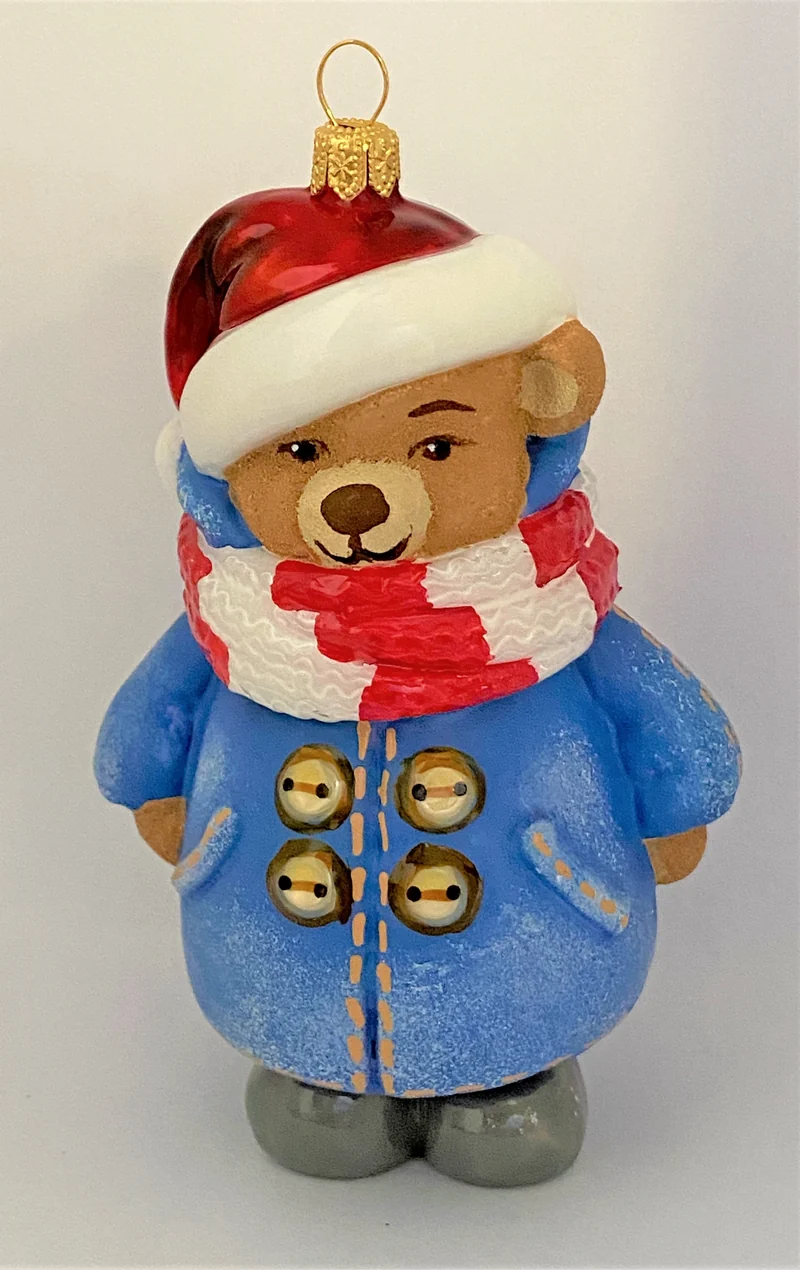 Brauner Bär im blauen Trenchcoat und dickem Schal, KOMOZJA MOSTOWSKI
