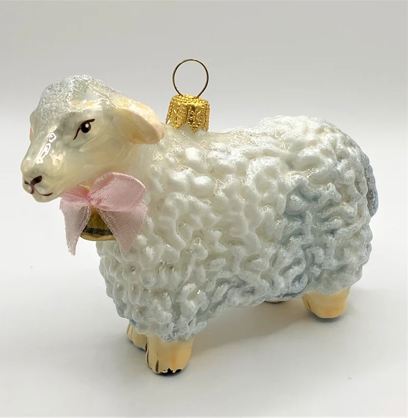 Weisses Schaf mit rosa Schleife und Glöckchen, KOMOZJA MOSTOWSKI