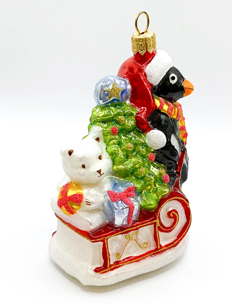 Pinguin bringt den Weihnachtsbaum und Geschenke auf dem Schlitten