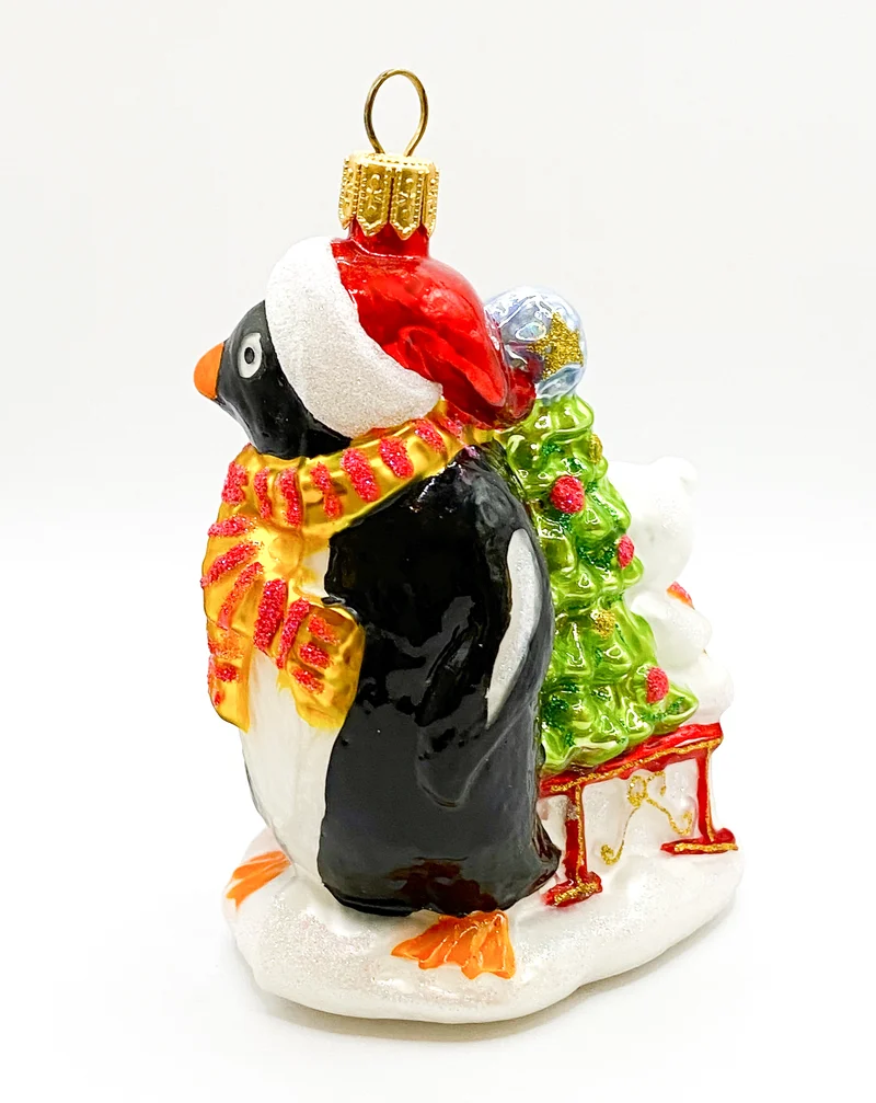 Pinguin bringt den Weihnachtsbaum und Geschenke auf dem Schlitten