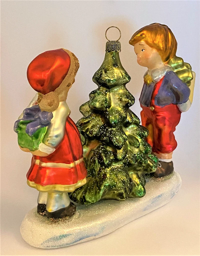 Zwei Kinder bewundern den Weihnachtsbaum, KOMOZJA MOSTOWSKI