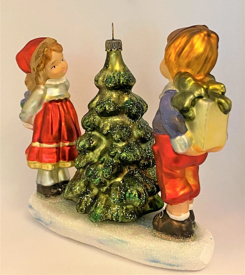 Zwei Kinder bewundern den Weihnachtsbaum, KOMOZJA MOSTOWSKI