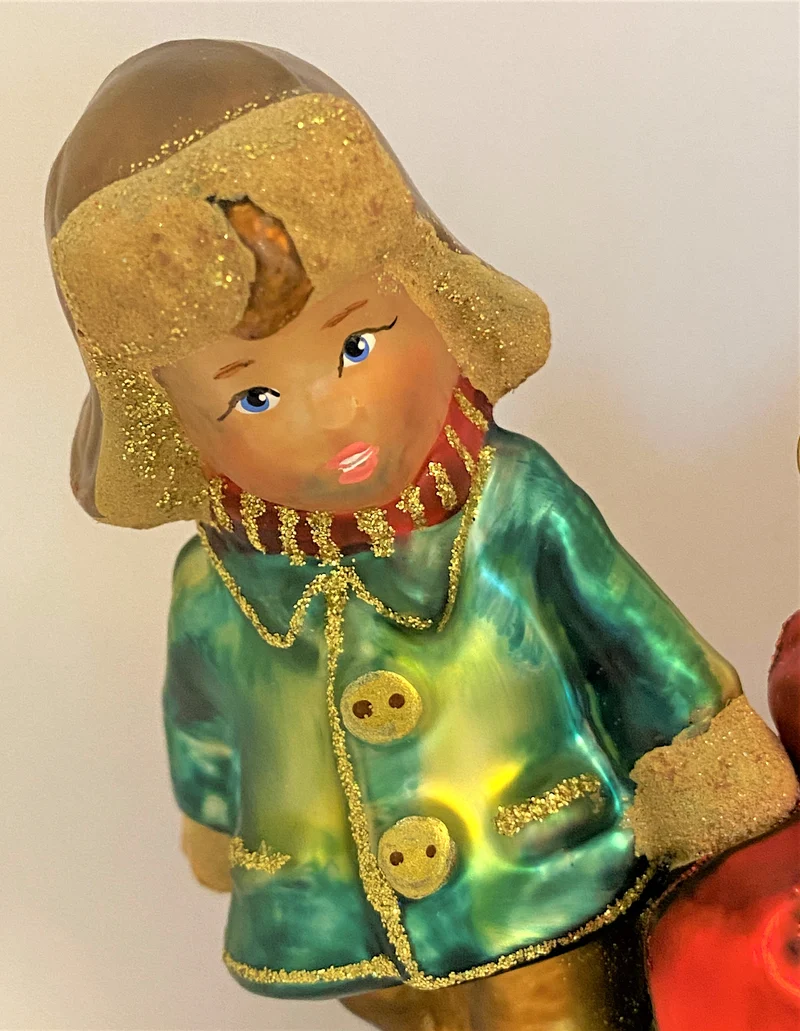 Mädchen und Junge tragen ein grosses Weihnachtsgeschenk, KOMOZJA MOSTOWSKI