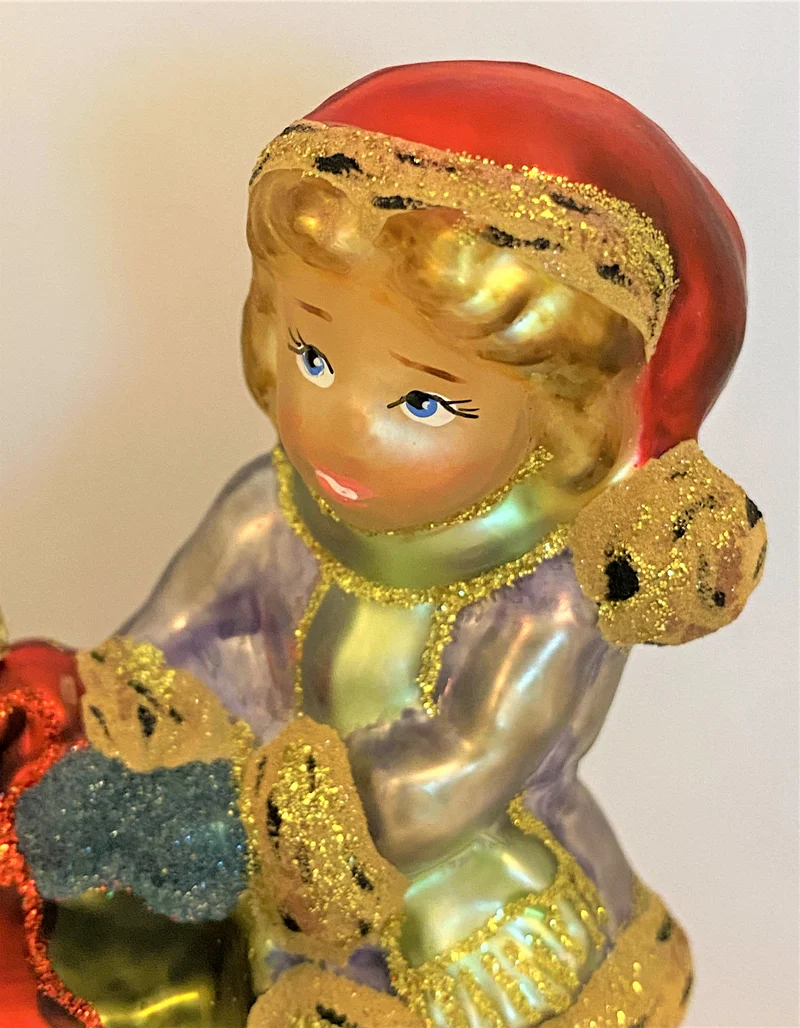 Mädchen und Junge tragen ein grosses Weihnachtsgeschenk, KOMOZJA MOSTOWSKI