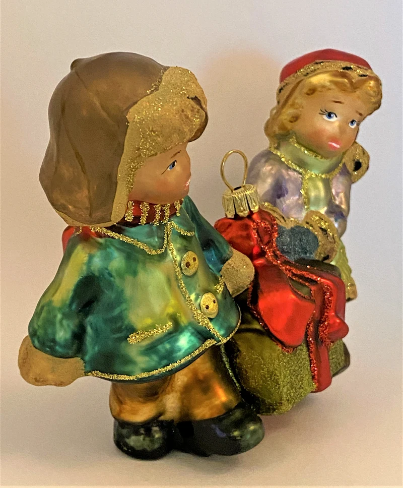 Mädchen und Junge tragen ein grosses Weihnachtsgeschenk, KOMOZJA MOSTOWSKI