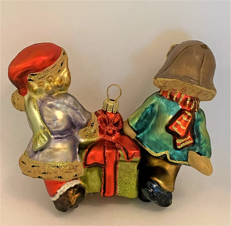 Mädchen und Junge tragen ein grosses Weihnachtsgeschenk, KOMOZJA MOSTOWSKI