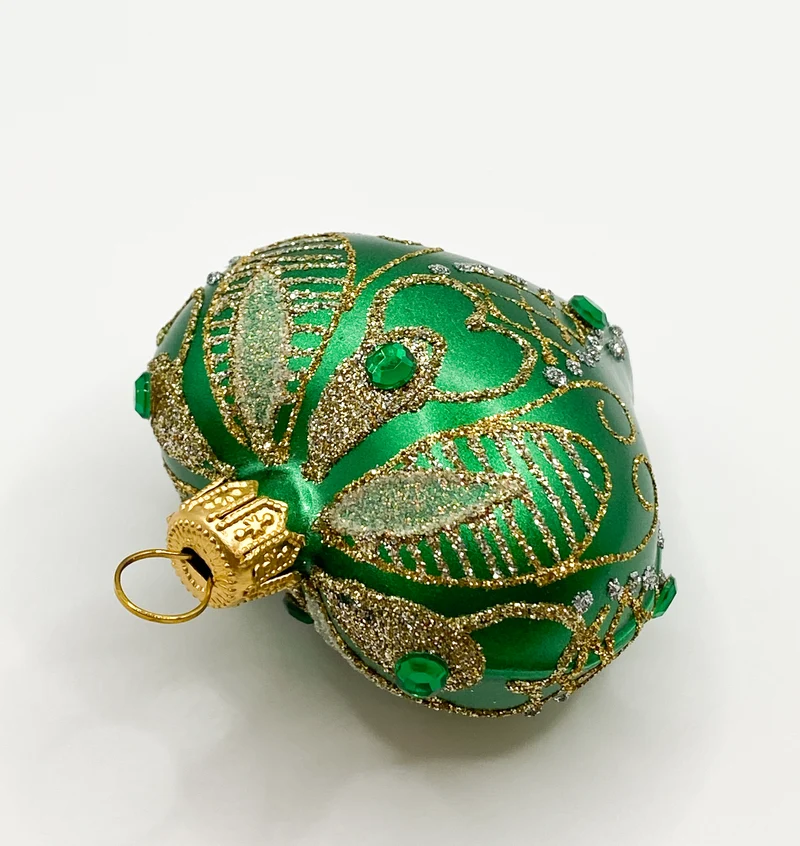 Grünes Herz mit goldenem Deor