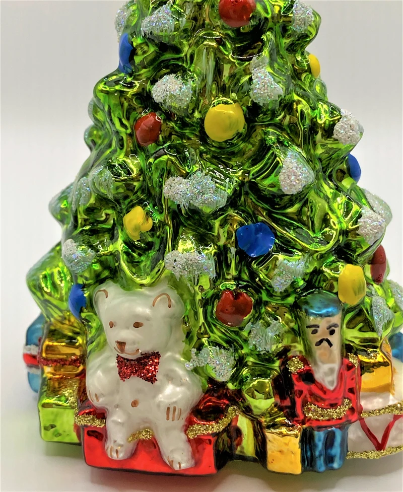 Kleiner Christbaum mit weissem Teddybär und Nussknacker