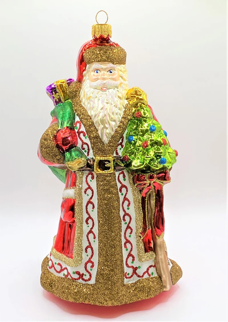 Nikolaus trägt den kleinen Weihnachtsbaum