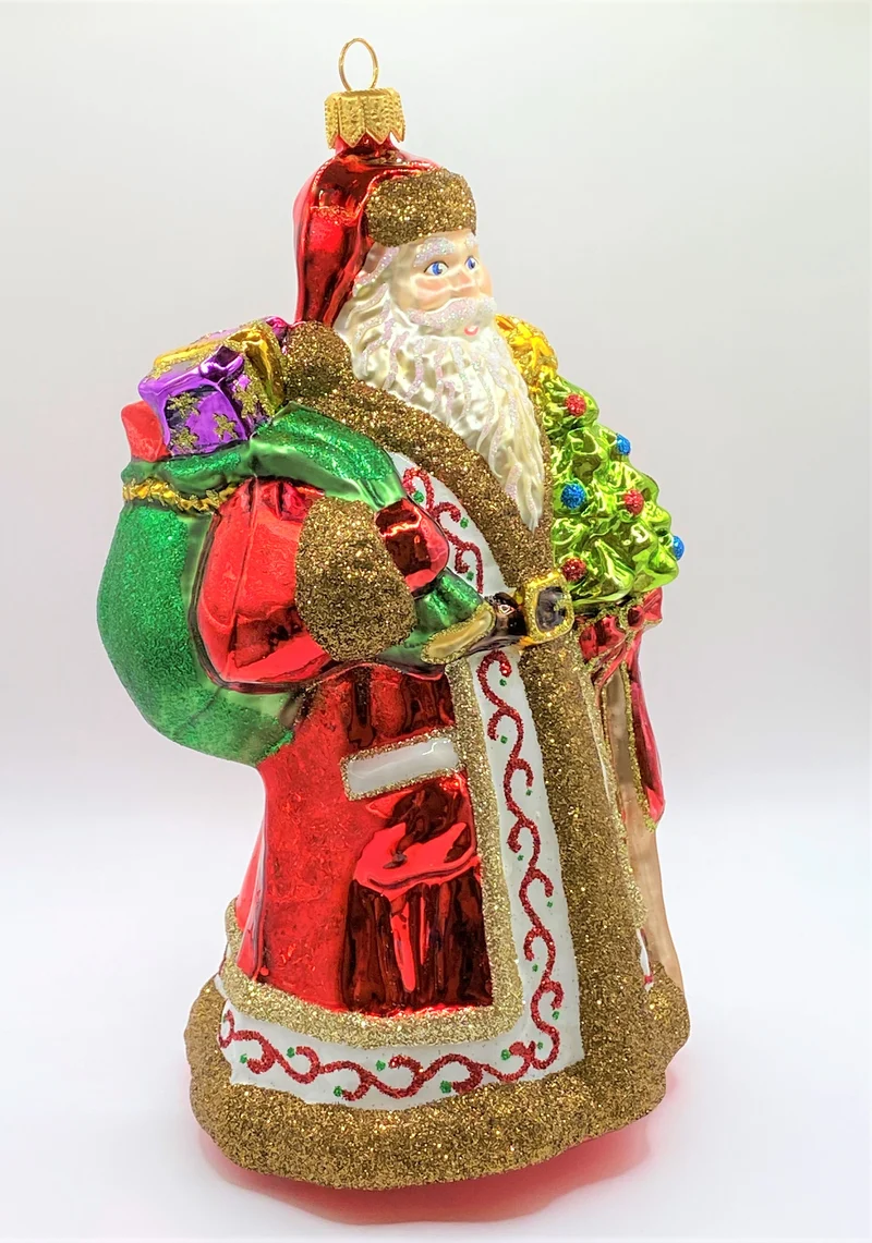 Nikolaus trägt den kleinen Weihnachtsbaum