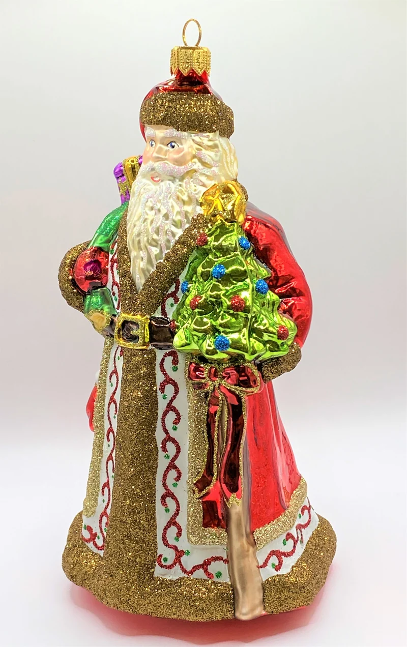 Nikolaus trägt den kleinen Weihnachtsbaum