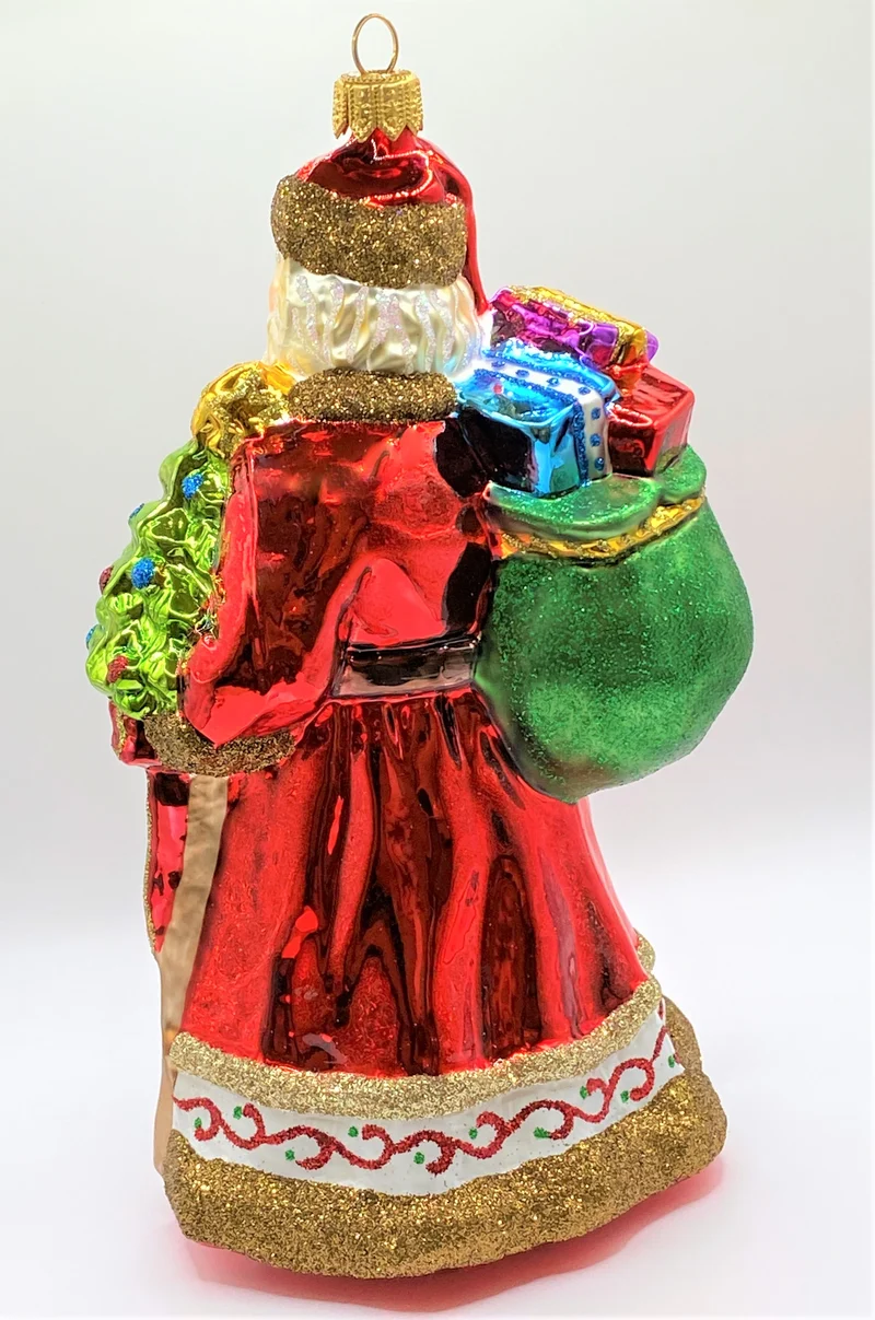 Nikolaus trägt den kleinen Weihnachtsbaum