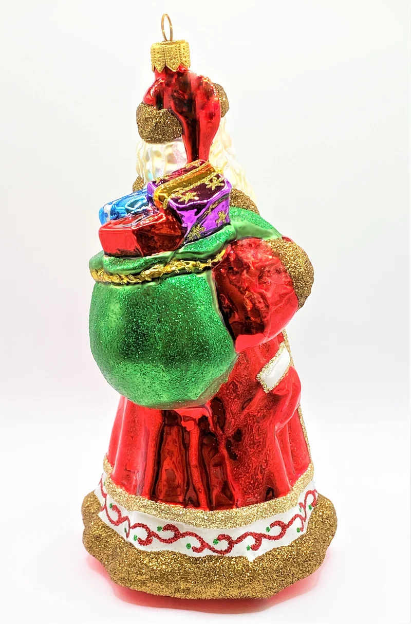 Nikolaus trägt den kleinen Weihnachtsbaum