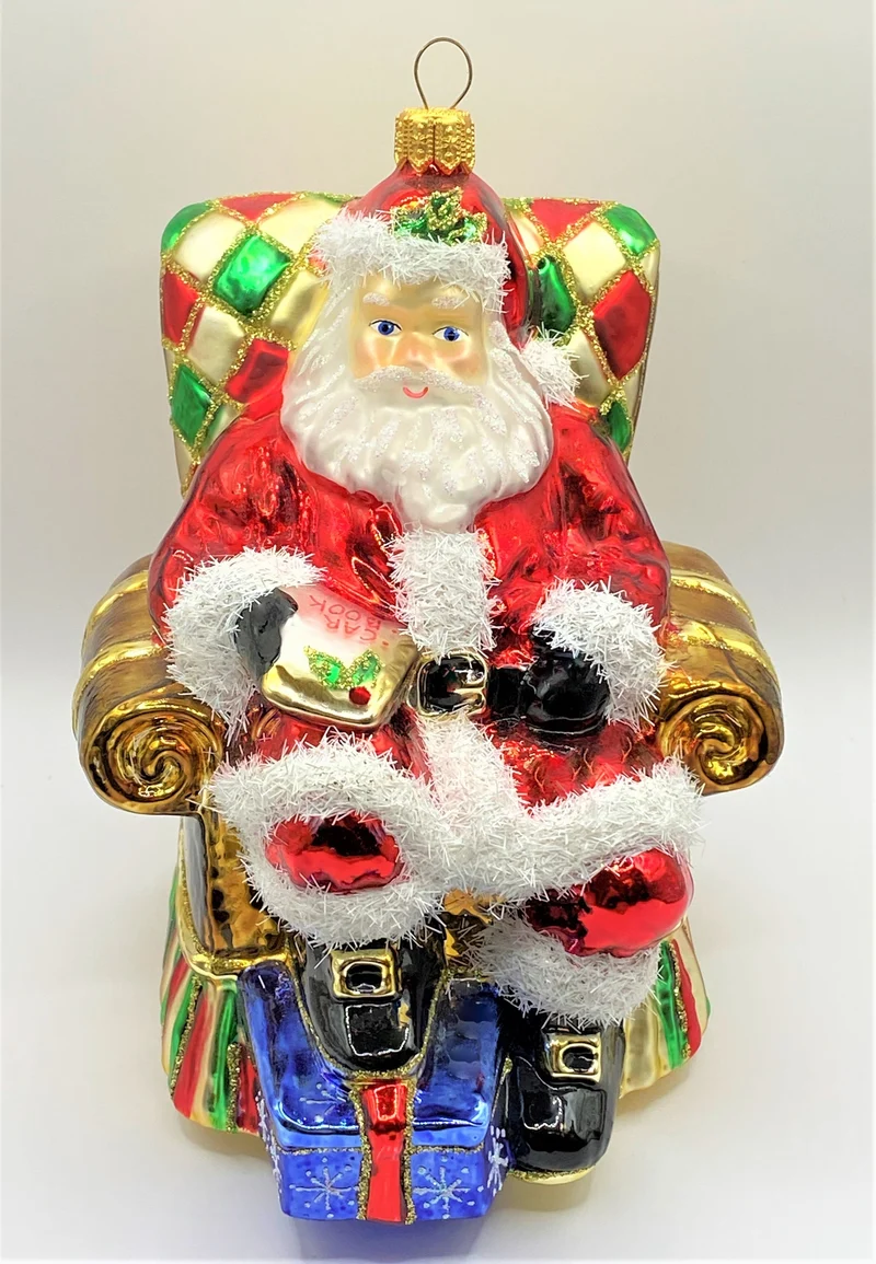 Weihnachtsmann liest die Geschenk-Liste der Kinder