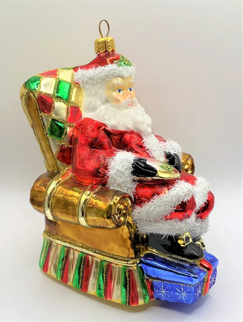 Weihnachtsmann liest die Geschenk-Liste der Kinder
