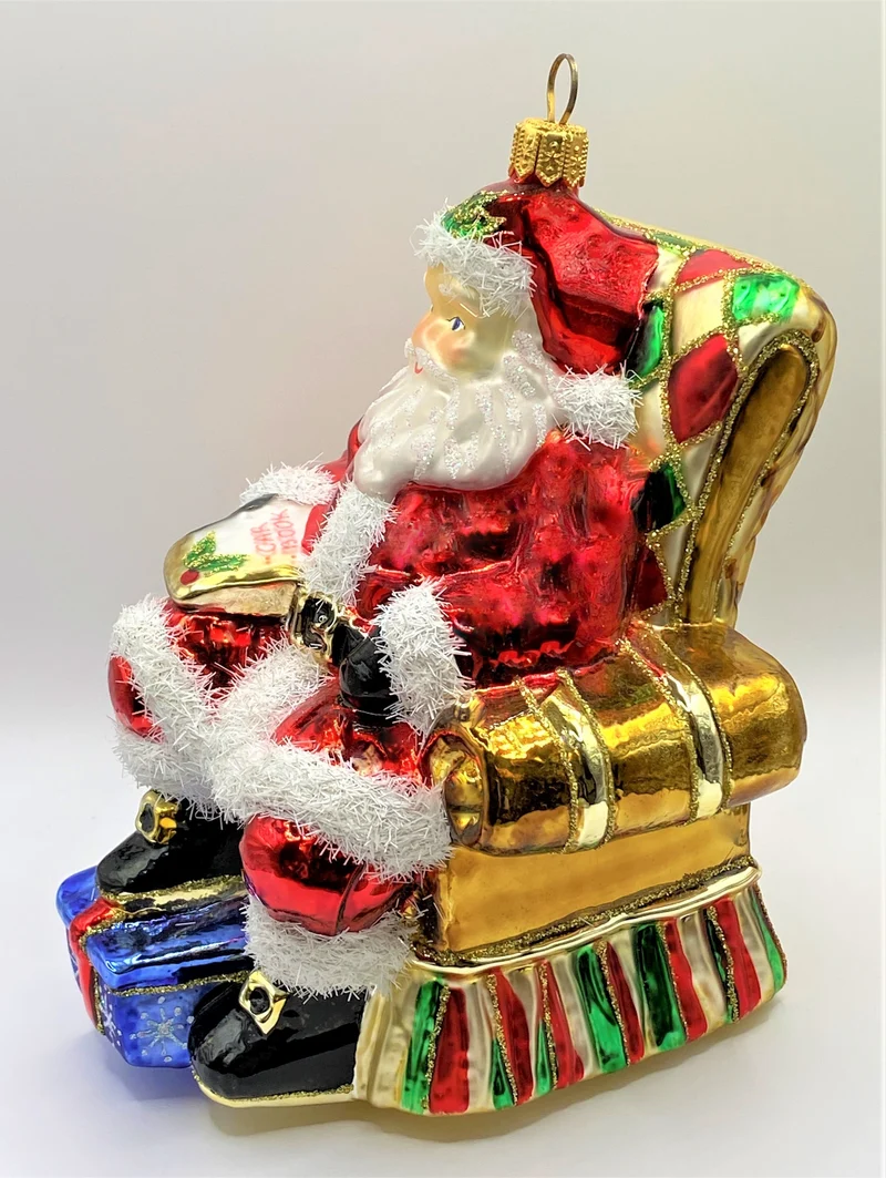 Weihnachtsmann liest die Geschenk-Liste der Kinder