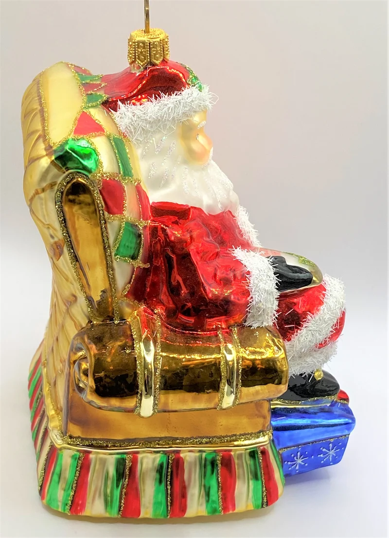Weihnachtsmann liest die Geschenk-Liste der Kinder