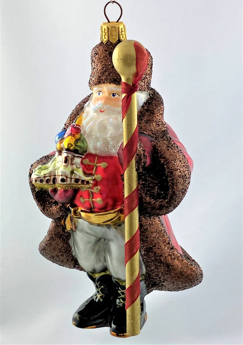 Russischer Weihnachtsmann mit Basilius-Kathedrale
