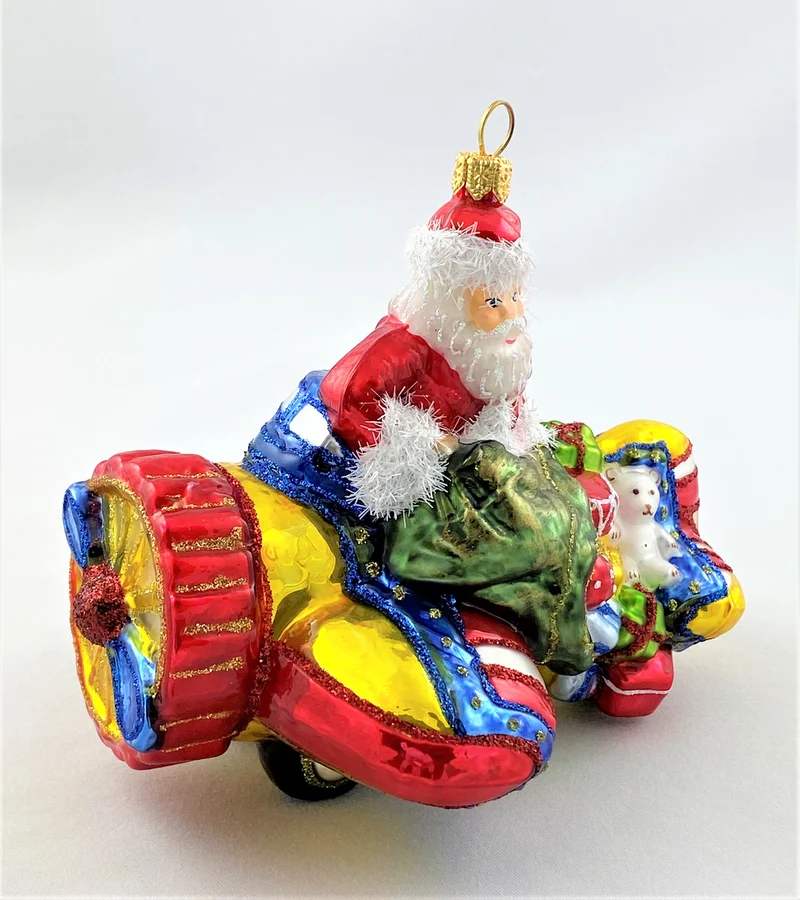 Weihnachtsmann bringt die Geschenke mit dem Propellerflugzeug