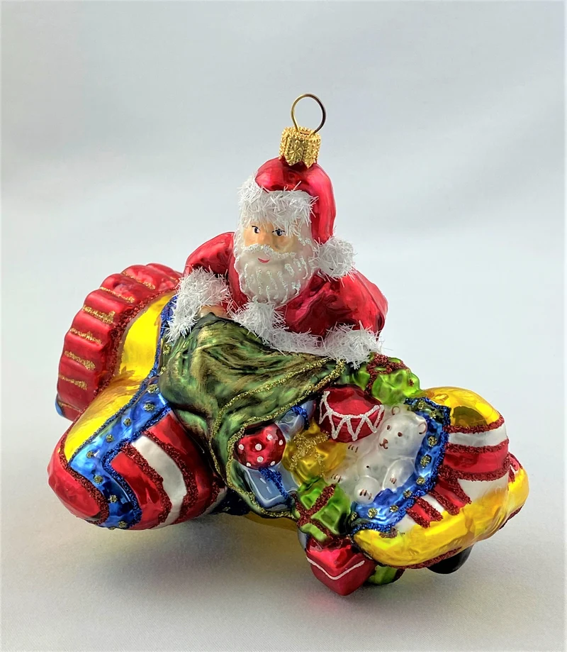 Weihnachtsmann bringt die Geschenke mit dem Propellerflugzeug